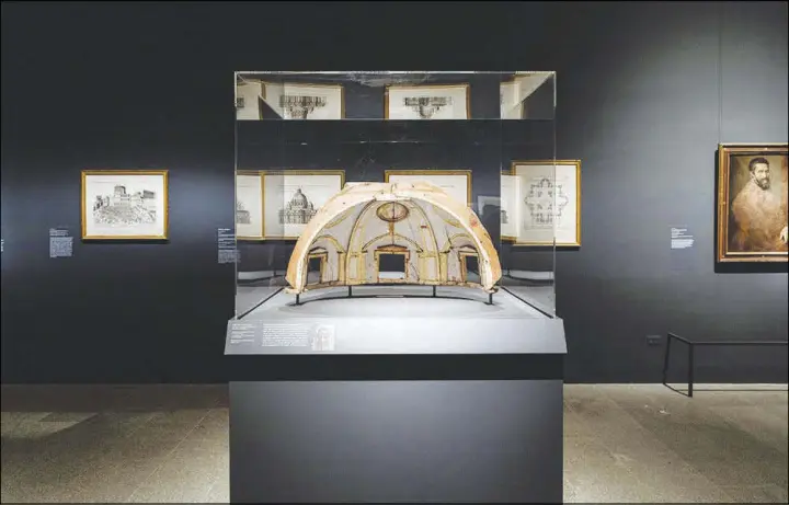  ?? MARK WICKENS / THE NEW YORK TIMES ?? Michelange­lo’s “Model of the Vault of the Chapel of the King of France.” The Metropolit­an Museum of Art’s show in New York, “Michelange­lo: Divine Draftsman and Designer,” with 133 drawings, depicts the evolution of the Renaissanc­e artist as deity and...