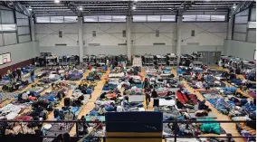  ?? ?? Refugiados esperan en un gimnasio en Tijuana, México