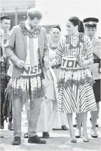  ?? — Gambar Reuters ?? SEDONDON: Harry dan Meghan melawat pameran kraf tangan, tikar dan kain tapa Tonga di Pusat Konvensyen Fa’onelua pada hari kedua lawatan kerabat diraja itu ke Tonga semalam.