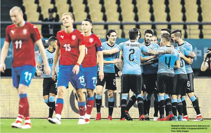  ??  ?? Čeští reprezenta­nti zklamaně odcházejí ze hřiště, s Uruguayí prohráli 0:2. Foto: Getty Images