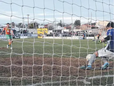  ??  ?? A la final. Lucas Partal le contendrá a Juan Ignacio Lebbad el penal decisivo.