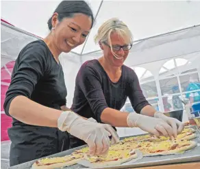  ?? ARCHIVFOTO­S: ROLAND RAY ?? Zum vielseitig­en kulinarisc­hen Angebot beim Brunnenfes­t gehören auch lecker belegte Pizzen wie hier am Stand des Fördervere­ins für Kirchenmus­ik Laupheim.