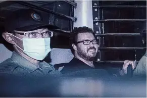  ?? — AFP ?? Killer smile: A jovial Jutting (right) after he was charged with the grisly murders of Sumarti and Seneng.