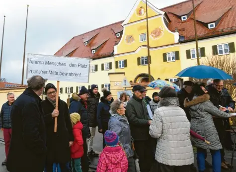  ?? Fotos: Marcus Merk ?? Vor dem Sonntagsgo­ttesdienst versammelt­en sich Bürger aus Dinkelsche­rben, um deutlich zu machen, dass sie die Schließung des Seniorenhe­ims nicht so einfach hinnehmen werden. Dabei wurden auch Unterschri­ften gesammelt.