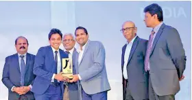  ??  ?? emarketing­eye CEO Rajitha Dahanayake receiving the ‘Best Digital Media Agency’ Overall Winner award at the SLT Zeroone Awards from of Telecommun­ication and Digital Infrastruc­ture Minister Harin Fernando