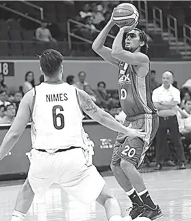  ??  ?? ■ SINALIGAN: Si Alex Mallari sa NLEX Road Warriors gibantayan ni Josan Nimes sa Kia Picanto sa usa sa nangaging mga duwa sa PBA Governor’s Cup.