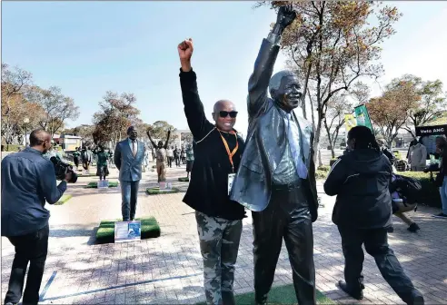  ?? PICTURE: SIMPHIWE MBOKAZI ?? AMANDLA!: ANC national spokespers­on Zizi Kodwa emulates a statue of Nelson Mandela during the fourth day of the ANC’s national policy conference held at Nasrec, Soweto.