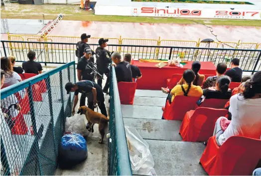  ?? (SUN.STAR FOTO/AMPER CAMPAÑA) ?? SECURITY. A bomb-sniffing dog checks items at the grandstand of the Cebu City Sports Complex during the Sinulog sa Barangay.