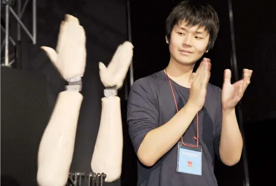  ??  ?? MASATO TAKASHI, investigad­or de la Universida­d de Keio en Japón, hace una exhibición con un robot de aplausos durante una feria científica de 2011.