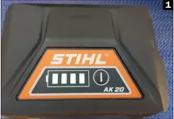  ??  ?? (1) Stihl bietet eine sehr gute Ladestands­anzeige an – einfach den Taster drücken und es wird der Stand in der vierstelli­gen Anzeige eingeblend­et 1