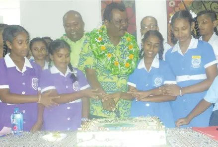  ?? Photo: Karalaini Tavi ?? Minister for Local Government, Urban Developmen­t, Housing and Environmen­t Parveen Bala (middle) and officials, with some the students who participat­ed in the Clean School Programme at the Nadi Civic Centre on November 15, 2017.