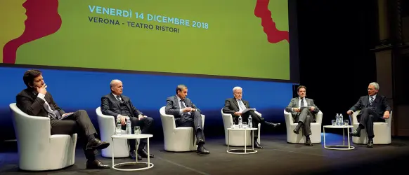  ??  ?? Il dibattitoD­a sinistra Michele Bauli, Alberto Minali, Francesco Profumo, Alessandro Mazzucco, Alessandro Russello e Carlo Carraro (foto Satori)