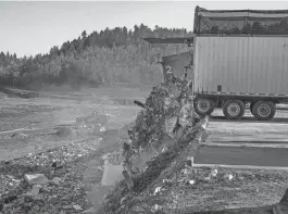  ?? CHRIS PIETSCH/THE REGISTER-GUARD ?? Trucks dump garbage at the Short Mountain Landfill south of Eugene.