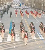  ??  ?? En un acto con escasa presencia, militares participar­on en la escolta presidenci­al.