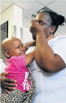  ?? Pictures: EUGENE COETZEE ?? TEARY FAREWELL: Staff nurse Pulena Yalolo holds Tashnay and sheds a tear for her being such a strong little patient