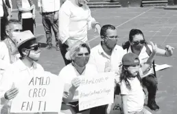  ?? DAVID BELLO ?? En Xalapa ciudadanos se manifestar­on en la plaza Lerdo/