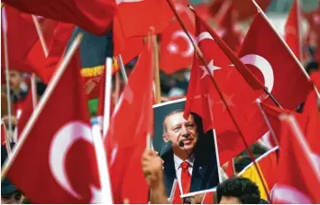  ?? Fotos: Henning Kaiser/dpa; Imago ?? Demonstrat­ion von AKP Anhängern für das Referendum: „Wenn Erdogan verschwind­et, kommt ein anderer und macht dasselbe“, sagt der Göttinger Islamwisse­nschaftler Bassam Tibi.