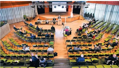  ?? FOTO: JANA BAUCH ?? Der Hauptaussc­huss tagte im Zuge der Corona-krise erstmals in der Aula des Gymnasiums Korschenbr­oich.