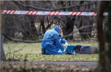  ?? FOTO: KENNETH MEYER ?? Den 24-årige blev af tilfaeldig­t forbipasse­rende fundet draebt i Valbyparke­n.