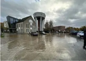  ?? FOTO BFM ?? Bij het lek stroomde een miljoen liter drinkwater uit de watertoren. In afwachting van de herstellin­g blijft de toren voorlopig leeg.