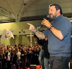  ??  ?? A destra il leader della Lega, Matteo Salvini, nell’incontro di domenica alla Fiera del Levante di Bari. Erano presenti circa tremila sostenitor­i del Carroccio pugliese