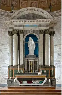  ??  ?? Ci dessus: Cet autel aurait servi au sacre de Charles X à Reims, le 29 mai 1825. Il se trouve à présent dans la chapelle du château de Hautefort (Dordogne).