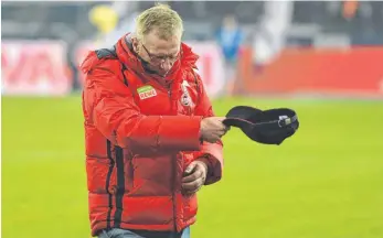  ?? FOTO: IMAGO ?? Letzte Verneigung: Trainer Peter Stöger dankt den Kölner Fans.