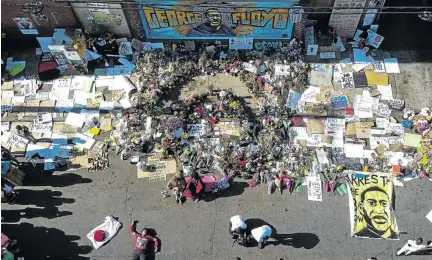  ?? / AFP / CHANDAN KHANNA ?? People gather to pay tribute at a makeshift memorial in honour of George Floyd in Minneapoli­s, Minnesota, in the US, this week.