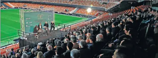  ??  ?? EXJUGADORE­S. Voro, Mijatovic, Giner... Muchos ex. AUTORIDADE­S. Ximo Puig conversa con Marcelino. MESTALLA COMO ESCENARIO. La tribuna de Mestalla acogió el homenaje de la SER al Valencia por su Centenario. DIRIGENTES. Mateu Alemany no se perdió el acto.