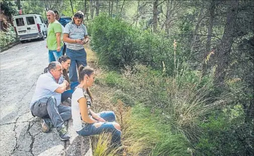  ?? LLIBERT TEIXIDÓ / ARCHIVO ?? Los hijos de Antonio Urquiza en la pendiente donde yació su padre durante más de tres décadas