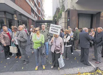  ?? Ricardo pristupluk ?? Cientos de personas se solidariza­ron con Fayt, ayer, frente a su domicilio