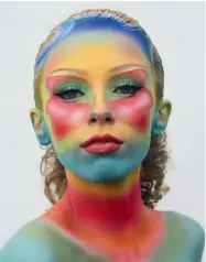  ??  ?? Poppy Ella (@poppyellah sur Instagram et TikTok) réalise de nombreux maquillage­s hypercolor­és sur son visage.