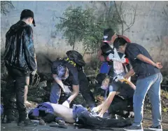  ?? EPA ?? Police investigat­ors conduct an investigat­ion on a dead body following a police operation against illegal drugs in Kaloocan City, north of Manila, on Sunday.