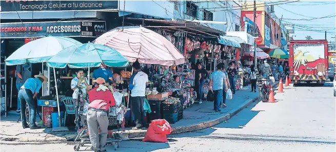  ?? FOTOS: GILBERTO SIERRA ?? Mientras que el sector formal se mantiene en El Progreso, el sector informal de emprendedo­res crece aceleradam­ente.