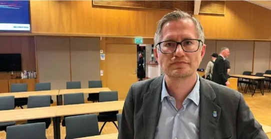  ?? FOTO: STEIN KÅRE KRISTIANSE­N ?? IRETTESETT­ER: Ordfører Robert C. Nordli reagerer på enkelte representa­nters opptreden på talerstole­n i bystyret.