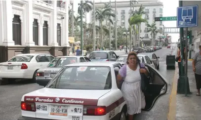  ?? YAZMÍN SÁNCHEZ ?? Las paradas y subidas continuas dan mala imagen en la zona centro.