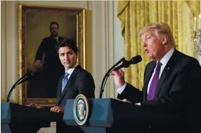  ??  ?? Photo ci-dessous :Le 13 février 2017, le Premier ministre canadien, Justin Trudeau, et le nouveau président américain, Donald Trump, lors de leur première rencontre à Washington. Si les États-Unis constituen­t de loin le principal partenaire commercial du Canada, ce dernier souhaite développer une stratégie de diversific­ation de ses exportatio­ns alors que Donald Trump a déclaré vouloir renégocier l’Accord de libre-échange nord-américain, l’ALENA, qui encourager­ait l’exode des emplois manufactur­iers américains vers le Mexique. (© pm.gc.ca)