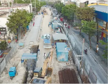  ?? SUNSTAR FOTO / ALLAN CUIZON ?? CHICKEN AND EGG SITUATION.Almost daily gridlocks caused by this depressed roadway project in Mambaling, Cebu City have become a reminder: we need to ease traffic congestion caused by the same projects that are meant to fix it.