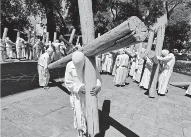  ?? ?? La túnica blanca que portan significa la pureza de Cristo