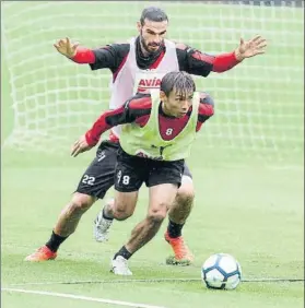  ?? FOTO: LUIS MARI UNCITI ?? Lombán e Inui pugnan por un balón en el entrenamie­nto