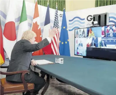  ?? GEOFF PUGH / REUTERS ?? El primer ministro británico, Boris Johnson, preside la reunión del G-7 celebrada por vía telemática, ayer.