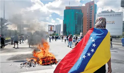 ??  ?? Am Rande der Massenprot­este in der venezolani­schen Hauptstadt Caracas kam es zu Ausschreit­ungen.