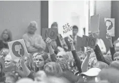  ?? DAVID CALVERT, GETTY IMAGES ?? Constituen­ts react to Republican Sen. Dean Heller and Rep. Mark Amodei during a town hall in Reno last week.