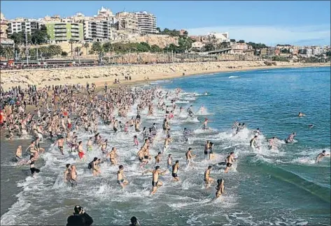  ?? VICENÇ LLURBA / ARCHIVO ?? Baño de San Silvestre, el último día del año, en la playa del Miracle de Tarragona