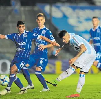  ?? MARCELO CARROLL ?? El ya le pegó de zurda y la pelota entrará bien arriba. Con este remate ganó Racing.