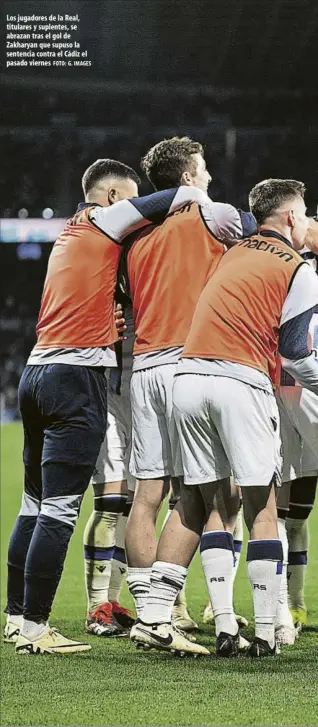  ?? FOTO: G. ImAGES ?? Los jugadores de la Real, titulares y suplentes, se abrazan tras el gol de Zakharyan que supuso la sentencia contra el Cádiz el pasado viernes