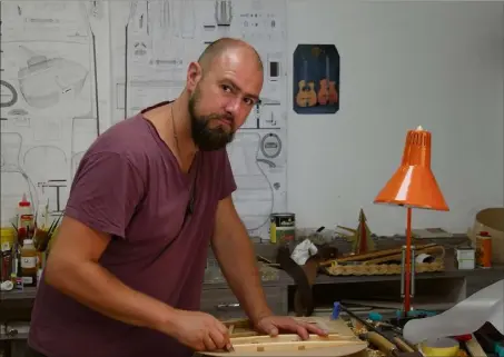  ?? (Photos E. J.) ?? Gaël Fourdrin est en pleine préparatio­n d’instrument­s pour un salon de lutherie à Paris, où il y présentera son travail et ses créations.