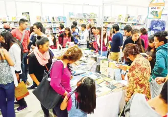  ?? ARCHIVO ?? Literatura. Visitantes pasean por los estands de la Feria Internacio­nal del Libro Cochabamba del año pasado.