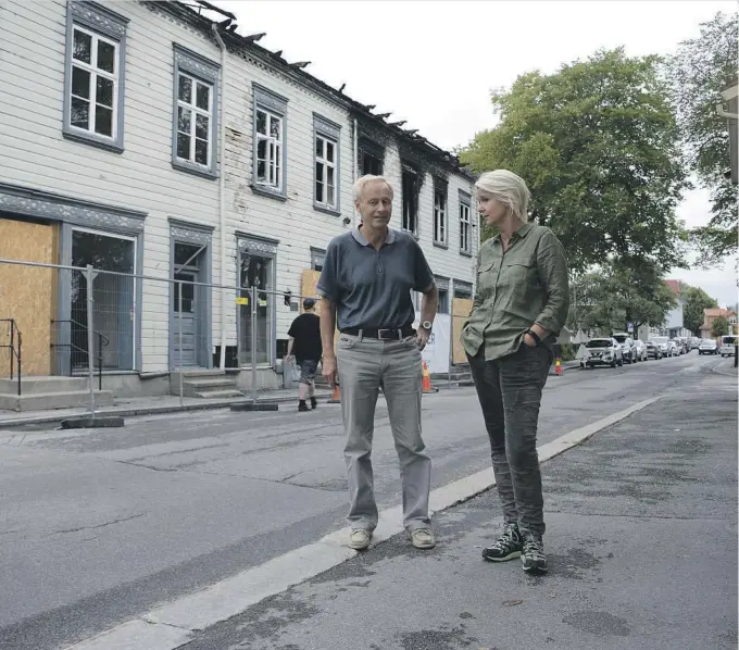  ?? FOTO: VENDY BERG HEGLE ?? MÅ RIVES: Gårdeier Harald Skogen og galleridri­ver Trude Lyng utenfor brannruine­ne på Osebro. Takstrappo­rten har konkludert med at bygget ikke kan reddes.