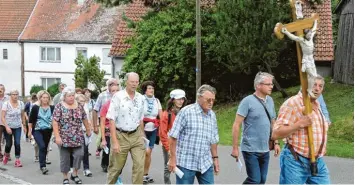  ?? Fotos: Peter Maier ?? Per Pilgerzug kamen Gläubige aus allen Pfarreien der Gemeinscha­ft Urdonautal zum Patroziniu­msfest zur Wallfahrts­kirche Maria Himmelfahr­t nach Mauern.